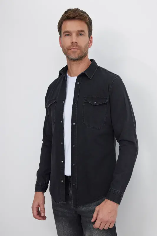 Erkaklar uchun slim fit uzun yengli denim ko'ylagi, ikkita cho'ntagi va tugmachalar bilan, qora rangda - 4