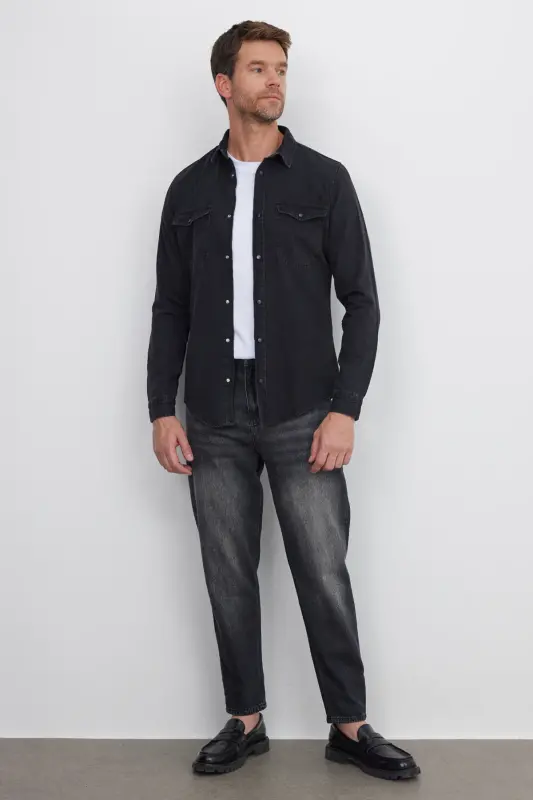 Erkaklar uchun slim fit uzun yengli denim ko'ylagi, ikkita cho'ntagi va tugmachalar bilan, qora rangda - 5