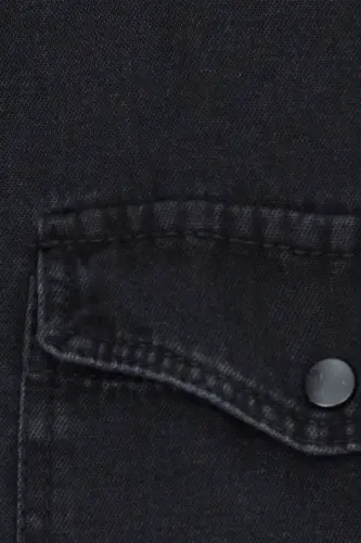Erkaklar uchun slim fit uzun yengli denim ko'ylagi, ikkita cho'ntagi va tugmachalar bilan, qora rangda - 6