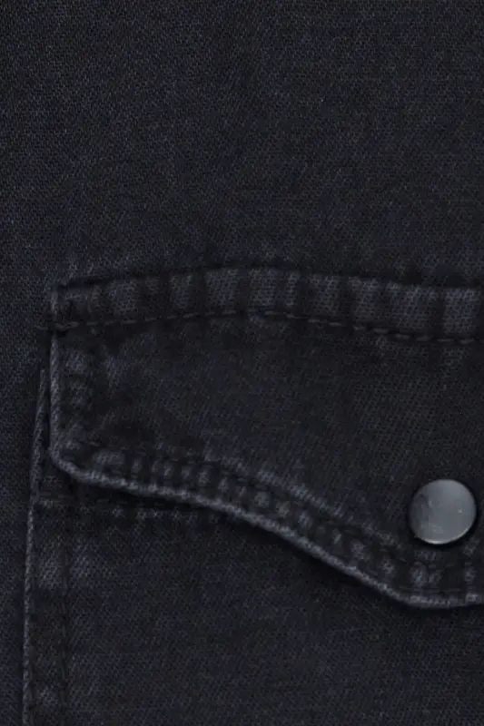 Erkaklar uchun slim fit uzun yengli denim ko'ylagi, ikkita cho'ntagi va tugmachalar bilan, qora rangda - 6