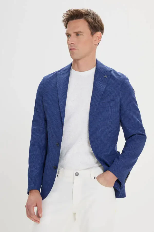 Erkaklar uchun to'q ko'k rangli slim fit tor kesimli kaptar yoqali naqshli bluzer kurtkasi. - 1