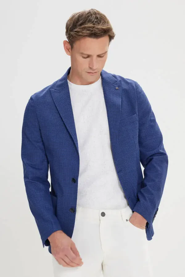 Erkaklar uchun to'q ko'k rangli slim fit tor kesimli kaptar yoqali naqshli bluzer kurtkasi. - 3