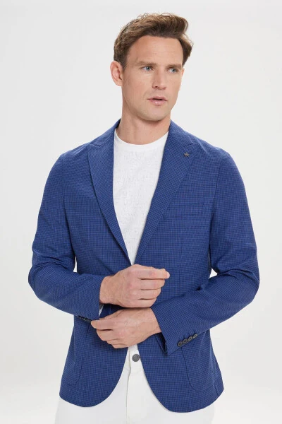 Erkaklar uchun to'q ko'k rangli slim fit tor kesimli kaptar yoqali naqshli bluzer kurtkasi. - 4