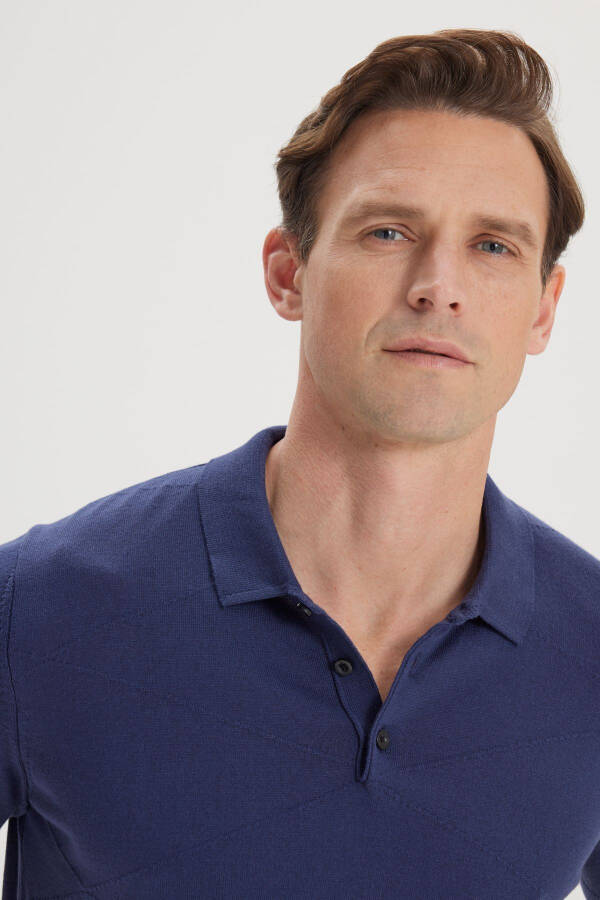 Erkaklar uchun to'q ko'k standart kesim 100% paxta naqshli polo yoqali triko futbolka - 4