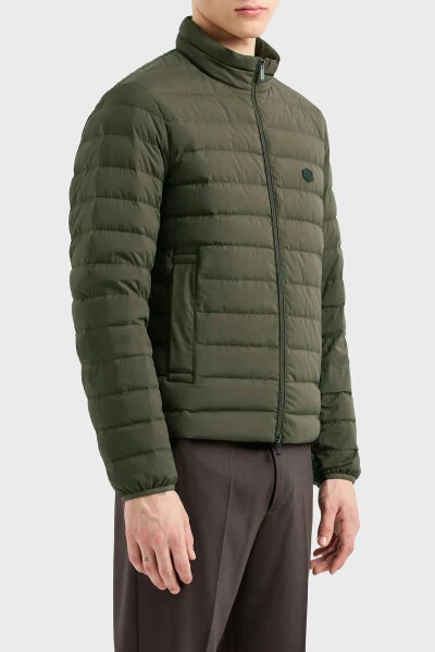 Erkaklar uchun turgan yoqa va cho'ntaklari bo'lgan patli puf ko'ylagi MONT 8N1BQ2 1NLRZ 05A6 - EMPORIO ARMANI