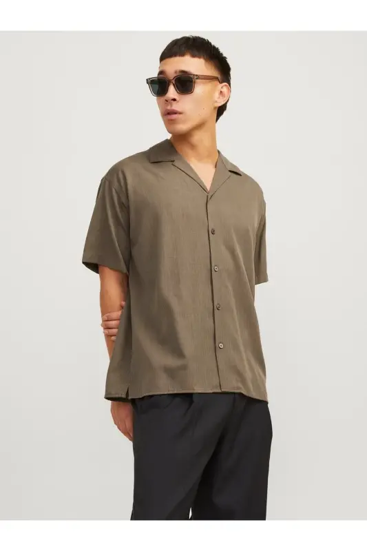 Erkaklar uchun V bo'yinli ko'ylak JPRCCAARON RESORT SHIRT S/S LN 12251027 - JACK & JONES