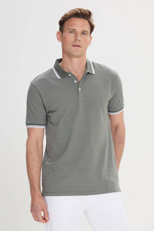 Erkaklar uchun xaki-oq, ingichka, tor kesimli, paxtadan ishlangan, yo'l-yo'l chiziqli, polo yoqali futbolka. - 3