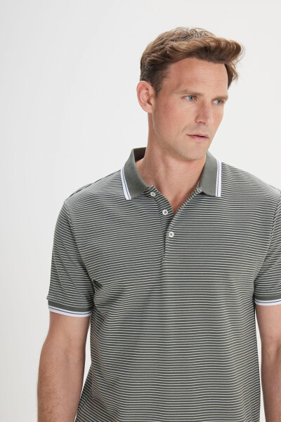 Erkaklar uchun xaki-oq, ingichka, tor kesimli, paxtadan ishlangan, yo'l-yo'l chiziqli, polo yoqali futbolka. - 6