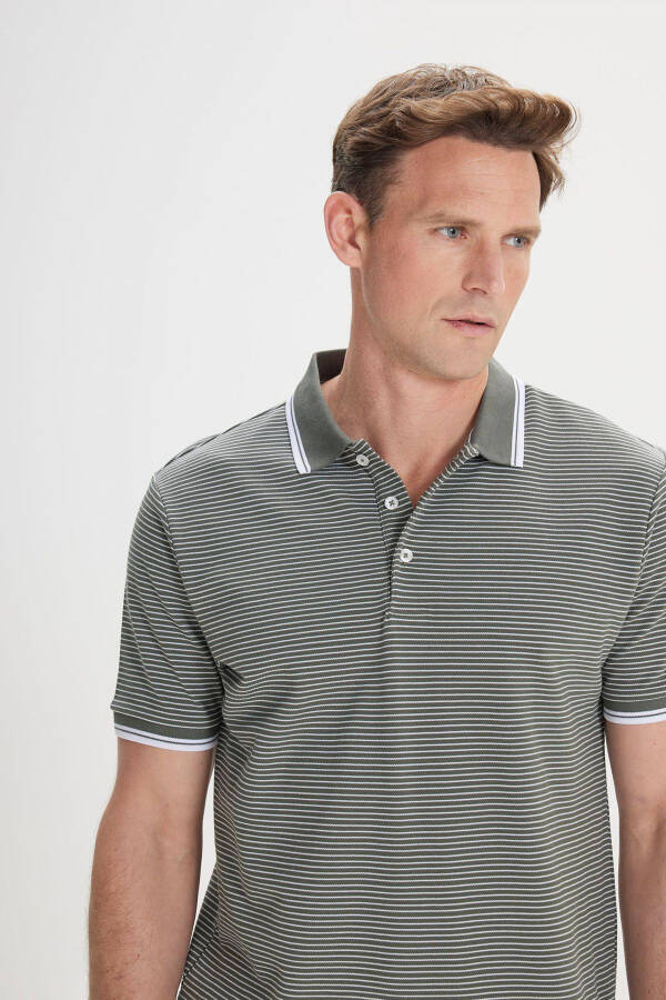 Erkaklar uchun xaki-oq, ingichka, tor kesimli, paxtadan ishlangan, yo'l-yo'l chiziqli, polo yoqali futbolka. - 6