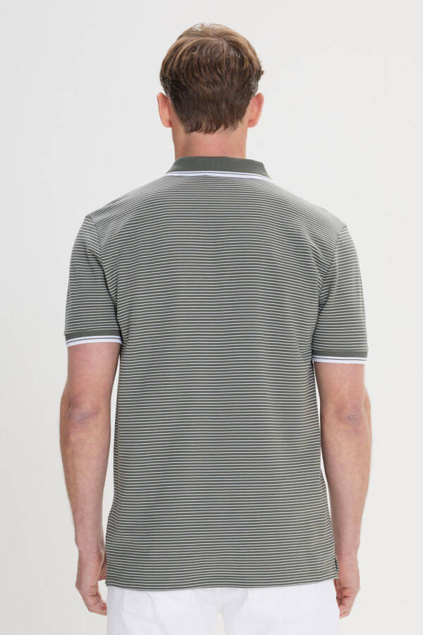 Erkaklar uchun xaki-oq, ingichka, tor kesimli, paxtadan ishlangan, yo'l-yo'l chiziqli, polo yoqali futbolka. - 7