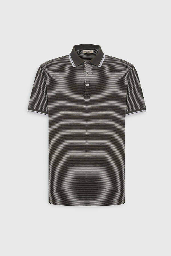 Erkaklar uchun xaki-oq, ingichka, tor kesimli, paxtadan ishlangan, yo'l-yo'l chiziqli, polo yoqali futbolka. - 8