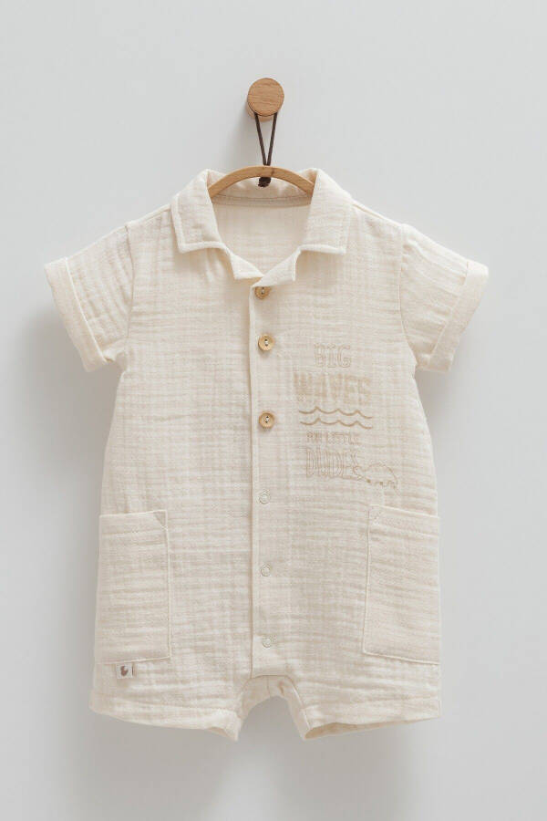 %100 PAMUK MÜSLİN KUMAŞ ERKEK BEBEK TULUMU ÇİFT CEP DETAYLI-Bej - 1