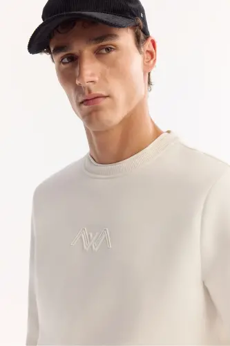 Erkek Beyaz Bisiklet Yaka Pamuklu Şardonlu Baskılı Regular Fit Sweatshirt B001033-Beyaz - AVVA (1)