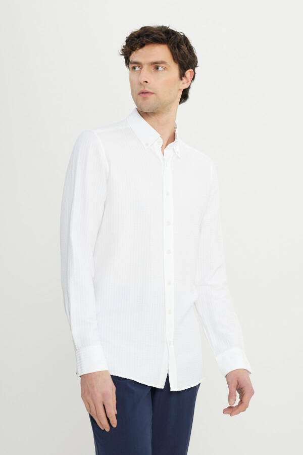 Erkek Beyaz Slim Fit Dar Kesim Düğmeli Yaka Armürlü Gofre Desenli Gömlek-Beyaz - 3