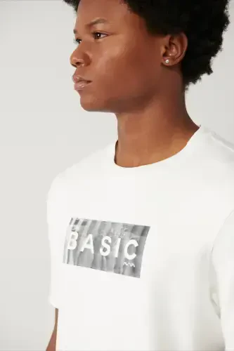 Erkek Beyaz Soft Touch Hologram Baskılı Bisiklet Yaka Regular Fit T-Shirt A41Y1335 - AVVA (1)