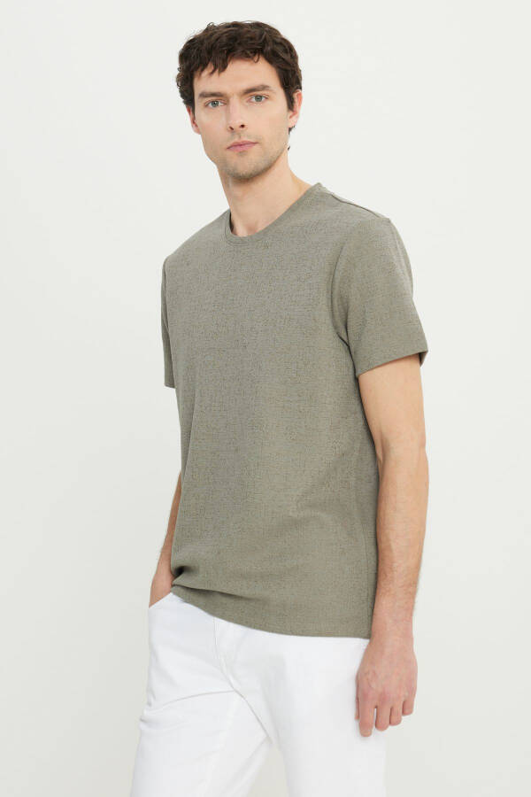 Erkek Haki Pamuklu Slim Fit Dar Kesim Bisiklet Yaka Jakarlı Esnek Tişört - Haki - 3