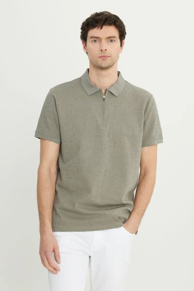 Erkek Haki Pamuklu Slim Fit Dar Kesim Fermuarlı Yaka Jakarlı Esnek Tişört-Haki - ALTINYILDIZ CLASSICS
