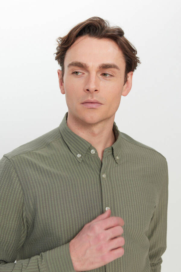 Erkek Haki Slim Fit Dar Kesim Düğmeli Yaka Armürlü Gofre Desenli Gömlek-Haki - 4