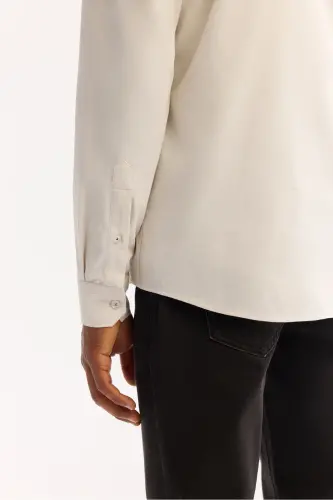 Erkek Kırık Beyaz Düğmeli Yaka %100 Pamuk Soft Touch Kadife Regular Fit Gömlek B002032-Kırık Beyaz - 4