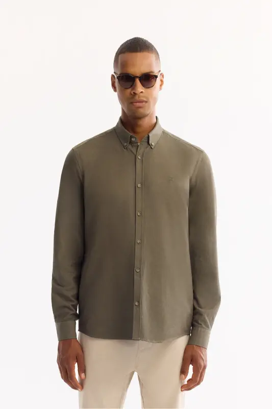 Erkek Koyu Haki Düğmeli Yaka Pamuklu Soft Touch Regular Fit Gömlek B002036-Koyu Haki - AVVA