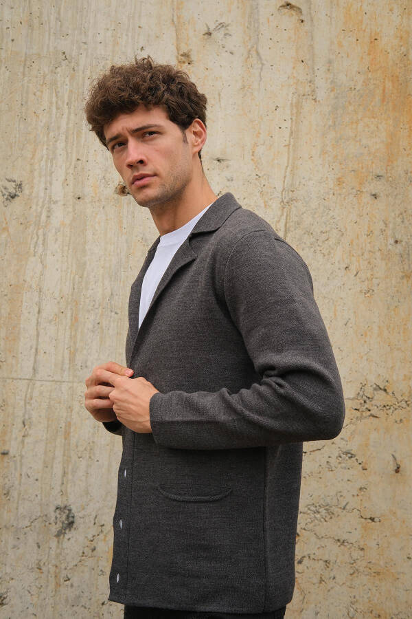 Erkek Kruvaze Yaka Düğmeli Cepli Triko Hırka Antrasit 23w220-Antrasit - 3