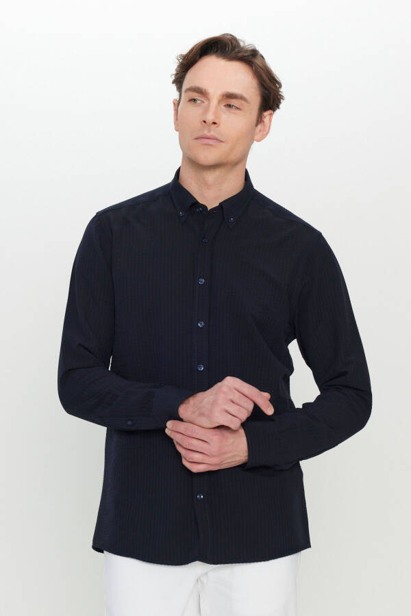 Erkek Lacivert Slim Fit Dar Kesim Düğmeli Yaka Armürlü Gofre Desenli Gömlek-Lacivert - 3