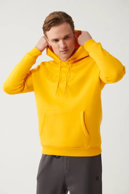 Erkek Sarı Şardonlu Kumaş Kapüşonlu Yaka Süzene Nakışlı Kanguru Cepli Sweatshirt A32Y1193-Sarı - 1