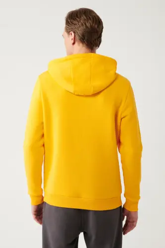Erkek Sarı Şardonlu Kumaş Kapüşonlu Yaka Süzene Nakışlı Kanguru Cepli Sweatshirt A32Y1193-Sarı - 4