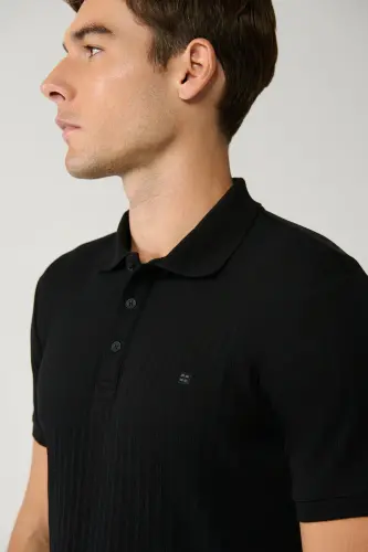 Schwarzes Herren-T-Shirt aus 100 % Baumwolle mit 3 Knöpfen, Jacquard-Polokragen und normaler Passform A41Y1354 - Schwarz - AVVA (1)
