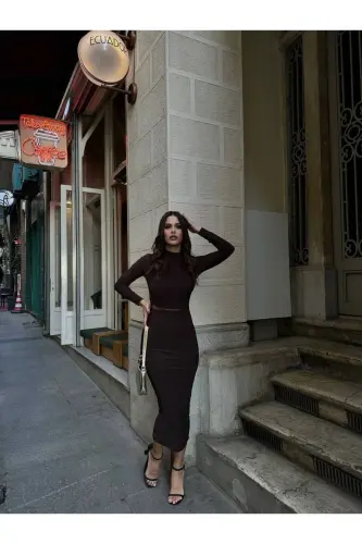 Esnek Sandy Kumaş Tül Dekolte Detaylı Dik Yaka Uzun Kollu Midi Boy KAHVERENGİ Kalem Elbise 583154-Kahverengi - SHEYMA (1)