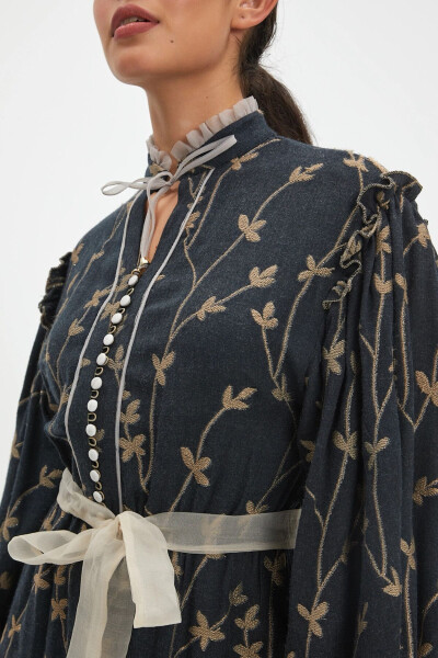 Fırfırlı Çiçek Desenli Düğmeli Nakış Detaylı Midi Boy Bej Elbise 39179 - 3