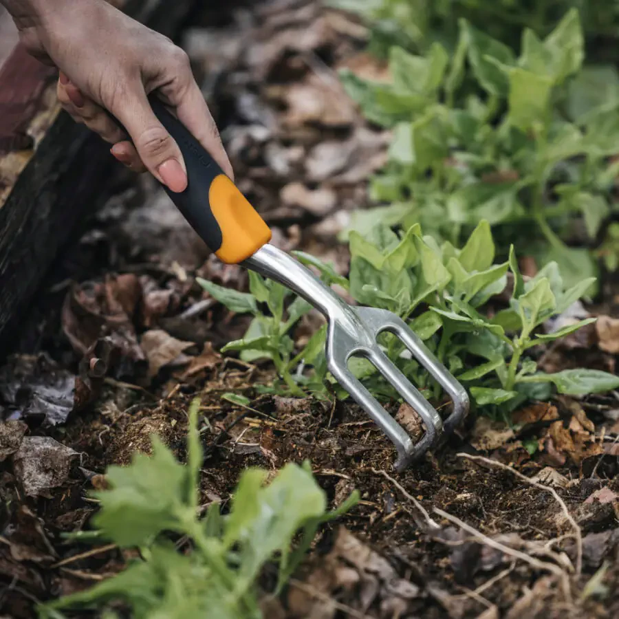Fiskars Ergo Cultivator Garden Tool with Aluminum Head and Ergonomic Handle, 0.56 Pounds, Orange - 5