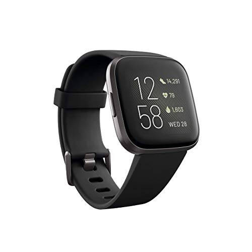 Fitbit Versa 2 Sog'liqni saqlash va Fitness Smartwatch, Yurak urish tezligi, Musiqa, Alexa O'rnatilgan, Uyqu va Suzuvchi Kuzatuv, Qora/Karbon, Bitta O'lcham (S va L Tasmalar Kirilgan) (Qayta tiklangan) - 1