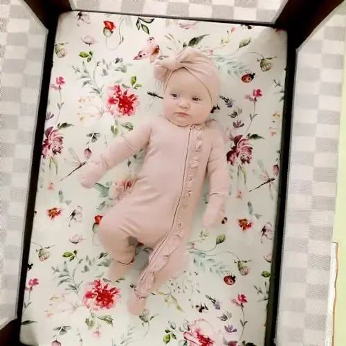 Fitted Pack n Play choyshablar to'plami 2 dona, cho'ziluvchan ultra yumshoq Jersi Knit Portable/Mini karavot choyshablari qizlar uchun, Pack N Plays uchun universal mos, xavfsiz va qulay, chaqaloq uchun chiroyli gullar va hasharotlar naqshlari - 3