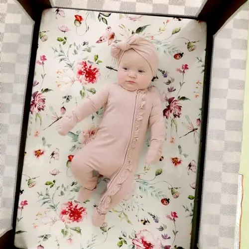 Fitted Pack n Play choyshablar to'plami 2 dona, cho'ziluvchan ultra yumshoq Jersi Knit Portable/Mini karavot choyshablari qizlar uchun, Pack N Plays uchun universal mos, xavfsiz va qulay, chaqaloq uchun chiroyli gullar va hasharotlar naqshlari - 3