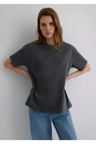 Футболка антрацитового цвета с принтом, свободного кроя / Oversize - 3