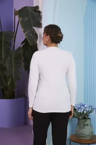 Футболка белая большого размера с длинными рукавами и круглым вырезом. - 4