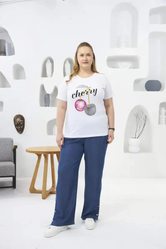 Футболка большого размера белая с вишневым узором и каменной отделкой - 4
