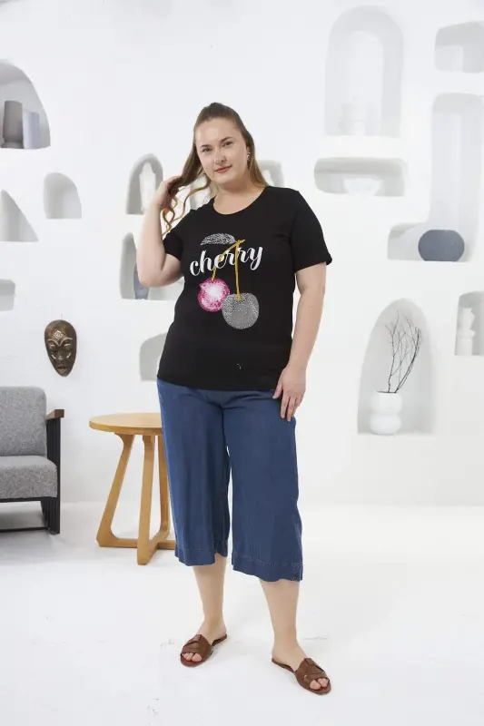 Футболка большого размера черного цвета с вишневым узором, отделанная камнями - 5