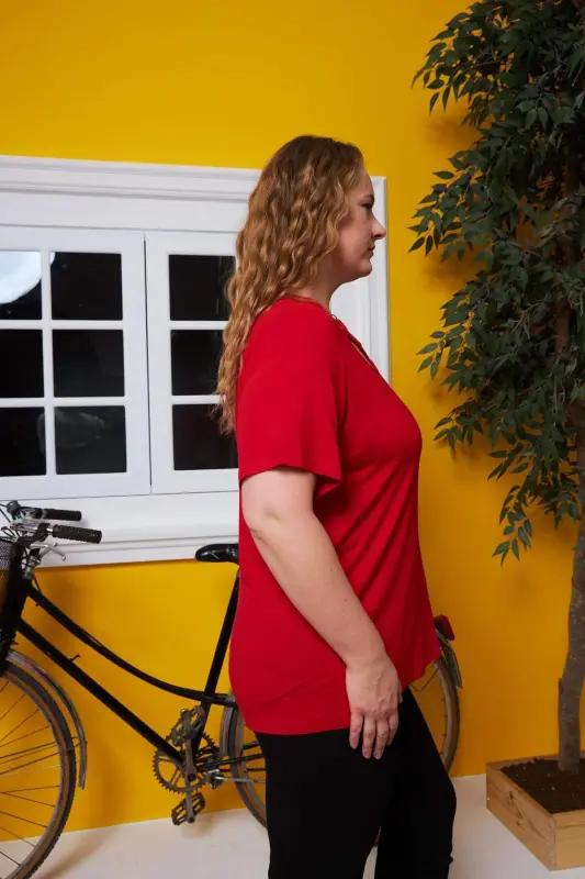 Футболка большого размера с красным воротником и деталями на вырезе - 2