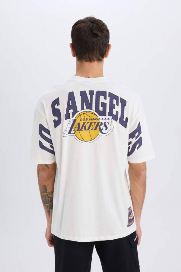 Футболка DeFactoFit NBA Los Angeles Lakers Oversize Fit с круглым вырезом короткий рукав Экру - 9