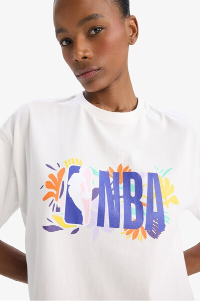 Футболка DeFactoFit NBA Wordmark Oversize Fit с круглым вырезом и коротким рукавом Экру - 1