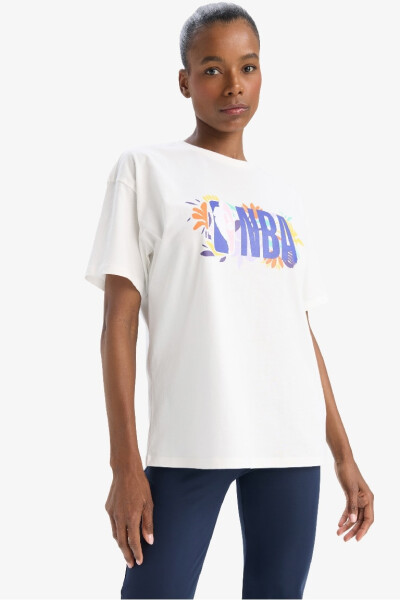 Футболка DeFactoFit NBA Wordmark Oversize Fit с круглым вырезом и коротким рукавом Экру - 3