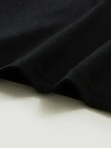 Футболка оверсайз с принтом и круглым вырезом - черная - 3