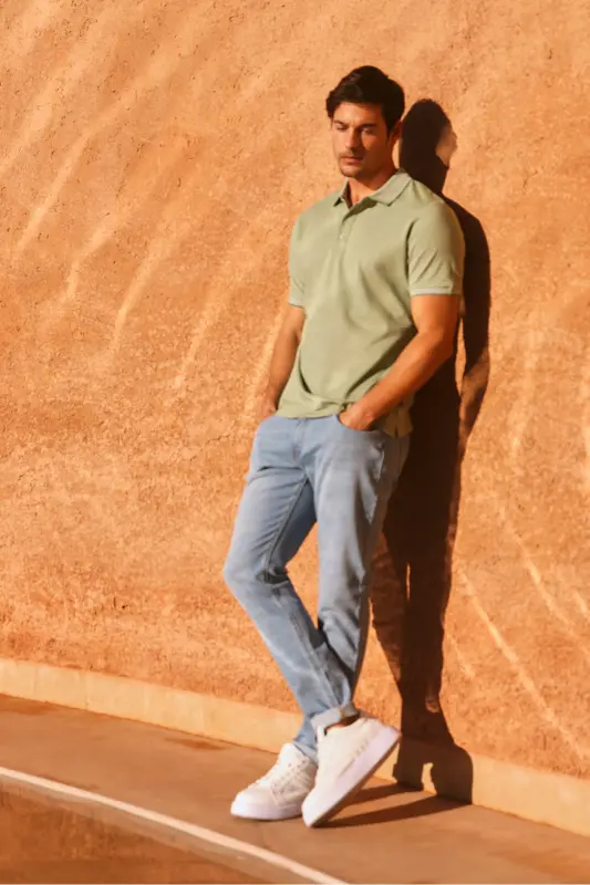 Футболка-поло Slim Fit приталенного кроя из немнущейся хлопковой ткани зеленого цвета, не привлекающей мужчин - 1