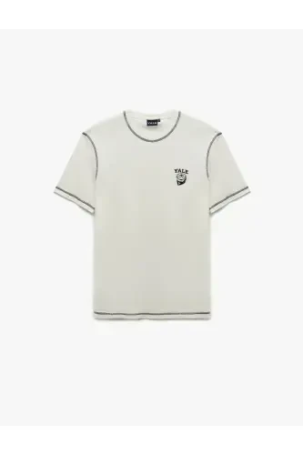 Футболка с короткими рукавами, из хлопка, стандартного кроя, с декоративной строчкой, вырез лодочкой. - 3