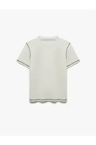 Футболка с короткими рукавами, из хлопка, стандартного кроя, с декоративной строчкой, вырез лодочкой. - 4