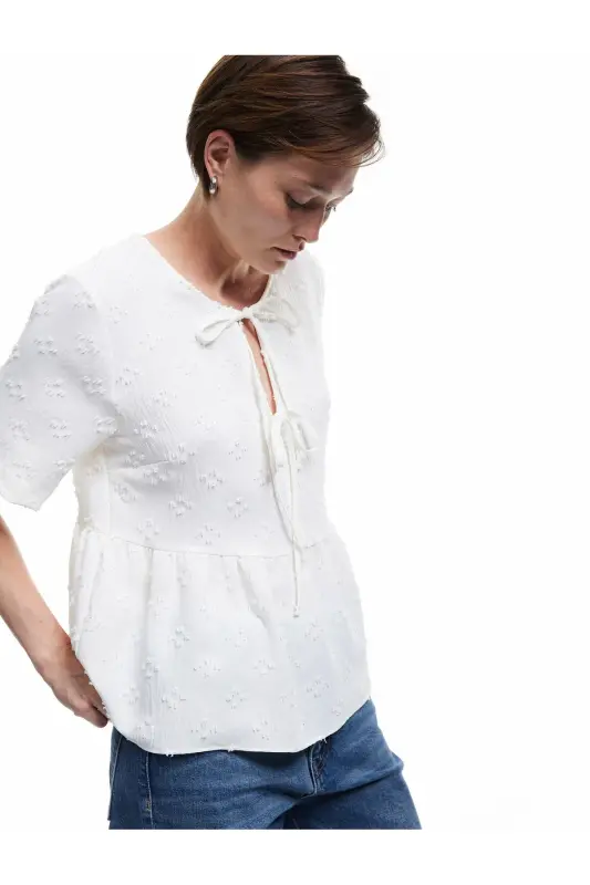 Футболка с короткими рукавами, текстурированная спереди на завязках и украшенная бантом - KOTON