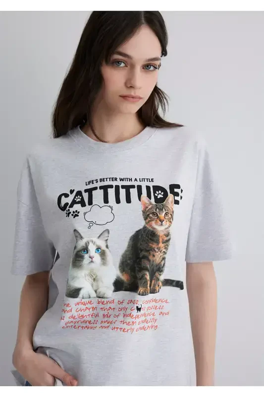 Футболка серая с принтом кошки, свободного кроя - 2