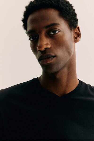 Футболка Slim Fit с V-образным вырезом - H&M (1)